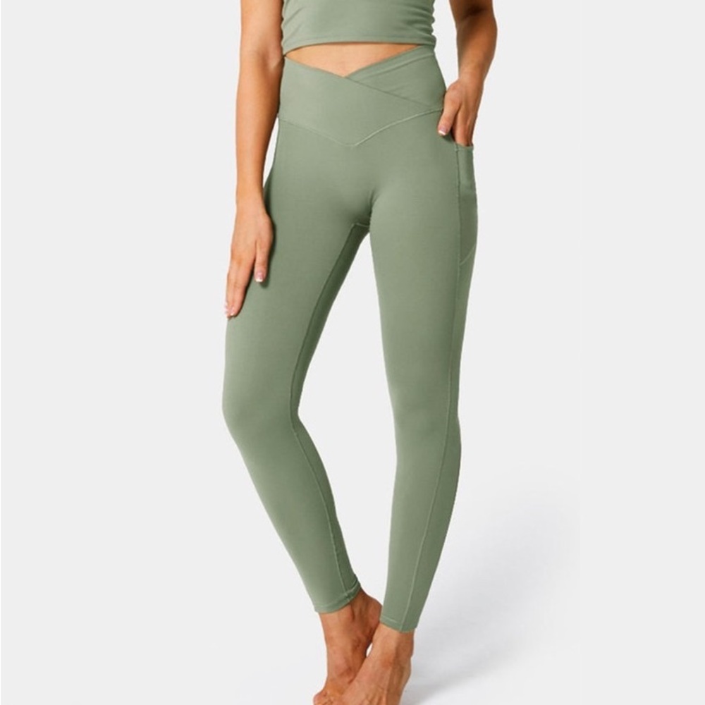 Everyday Cloudful Crossover Pocket Leggings by Halara in Loren Frost Size M NWT